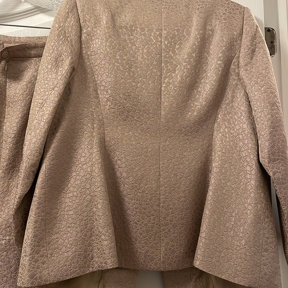 Lds suit - pencil skirt and fitted jacket - Picture 8 of 8